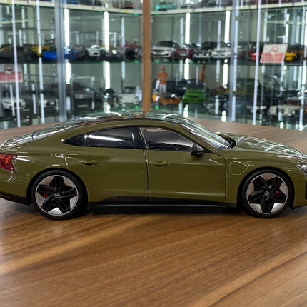 Bburago 1/18 Audi RS E-tron GT Green Diecast Model Car - collectible scale model car