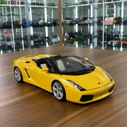 1/18 Diecast Lamborghini Gallardo Spyder Yellow Bburago Scale Model Car - detailed collector display model