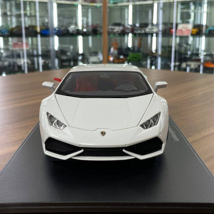 AutoArt Lamborghini Huracan LP610-4 2014 White 1:18 Diecast Model Car - studio product photo of the scale model