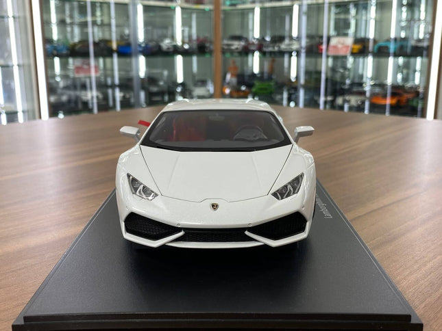 AutoArt Lamborghini Huracan LP610-4 2014 White 1:18 Diecast Model Car - studio product photo of the scale model