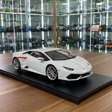 AutoArt Lamborghini Huracan LP610-4 2014 White 1:18 Diecast Model Car - detailed collector display model