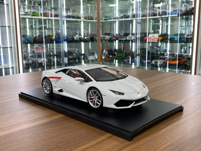 AutoArt Lamborghini Huracan LP610-4 2014 White 1:18 Diecast Model Car - detailed collector display model