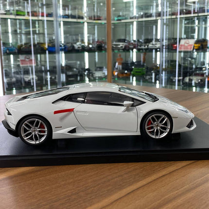 AutoArt Lamborghini Huracan LP610-4 2014 White 1:18 Diecast Model Car - collectible scale model car