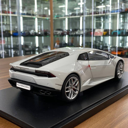 AutoArt Lamborghini Huracan LP610-4 2014 White 1:18 Diecast Model Car - fine detailed model replica