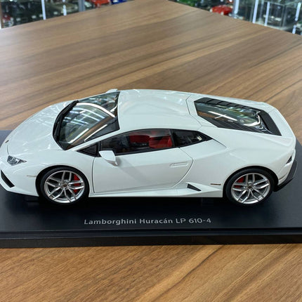 AutoArt Lamborghini Huracan LP610-4 2014 White 1:18 Diecast Model Car - scale model for display