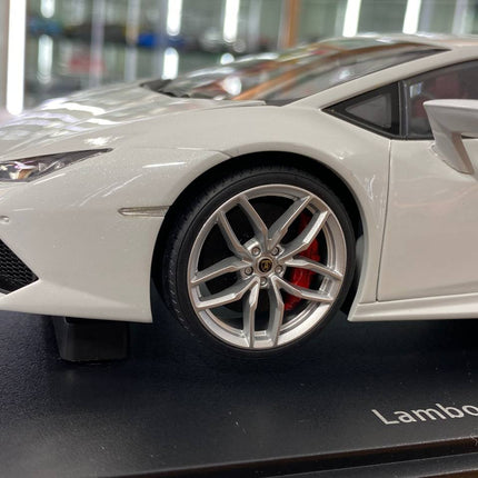 AutoArt Lamborghini Huracan LP610-4 2014 White 1:18 Diecast Model Car - detailed die-cast style model