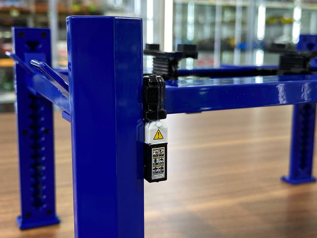 GreenLight 1/18 Four-Post Lift Adjustable Display Diecast Blue - studio product photo of the scale model