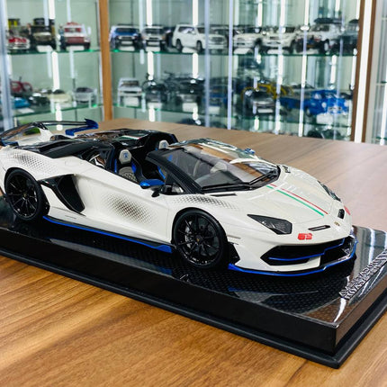 MR Collection 1/18 Lamborghini Aventador Roadster SVJ #63 White/Italy Flag Resin Model Car - detailed collector display model