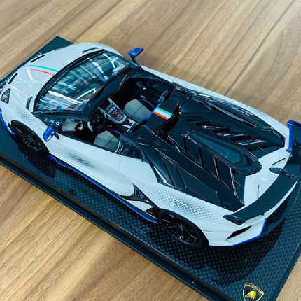MR Collection 1/18 Lamborghini Aventador Roadster SVJ #63 White/Italy Flag Resin Model Car - premium collector scale model