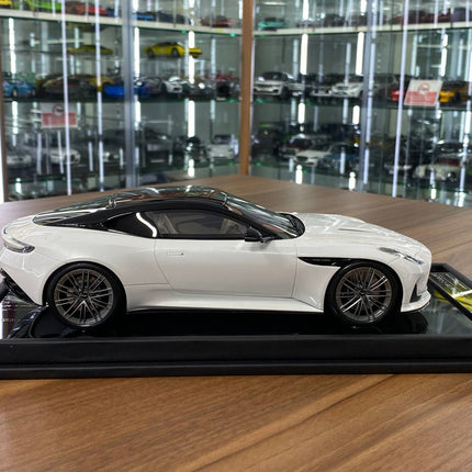 MotorHelix 1/18 Resin Aston Martin DB12 Coupe Zenith White - collectible scale model car