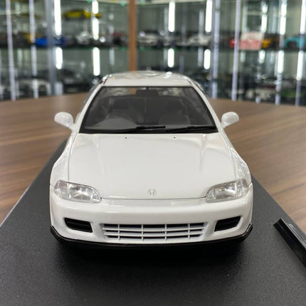 Solido 1/18 Diecast Honda Civic (EG6) 1991 White - studio product photo of the scale model