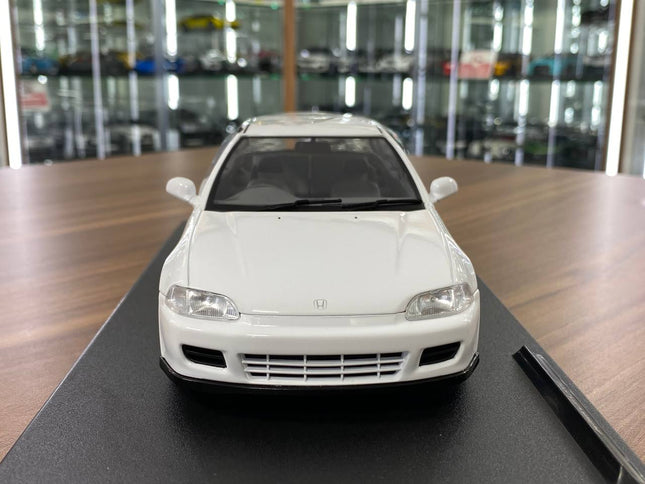 Solido 1/18 Diecast Honda Civic (EG6) 1991 White - studio product photo of the scale model