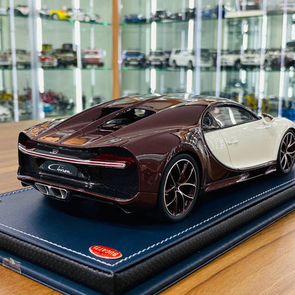 Bugatti Chiron 1/18 Red Carbon/Glacier Resin Diecast Model Car | MR Collection - scale model for display