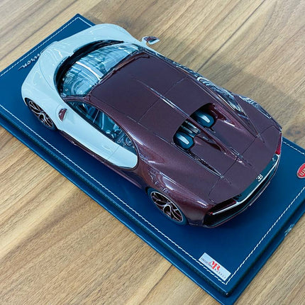 Bugatti Chiron 1/18 Red Carbon/Glacier Resin Diecast Model Car | MR Collection - fine detailed model replica