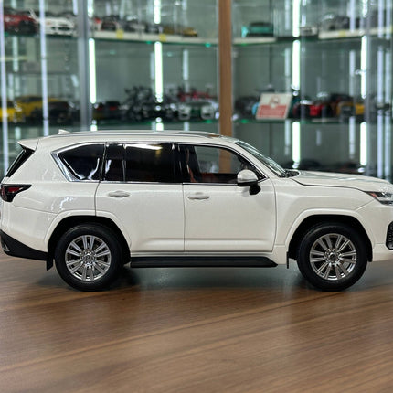 LCD Model Lexus LX 600 V6 (2024) White 1:18 Diecast Model Car - collectible scale model car
