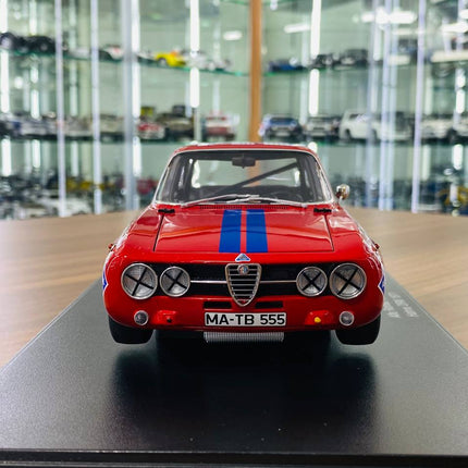 AutoArt Alfa Romeo GT AM Hahne DRM 1971 #154 Red 1:18 Diecast Model Car - collectible scale model car