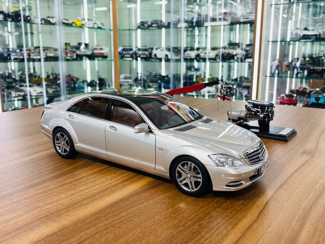 MotorHelix Mercedes-Benz S-Class S600L W221 1/18 Resin Model Iridium Silver - detailed collector display model