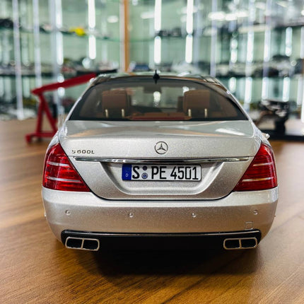 MotorHelix Mercedes-Benz S-Class S600L W221 1/18 Resin Model Iridium Silver - studio product photo of the scale model