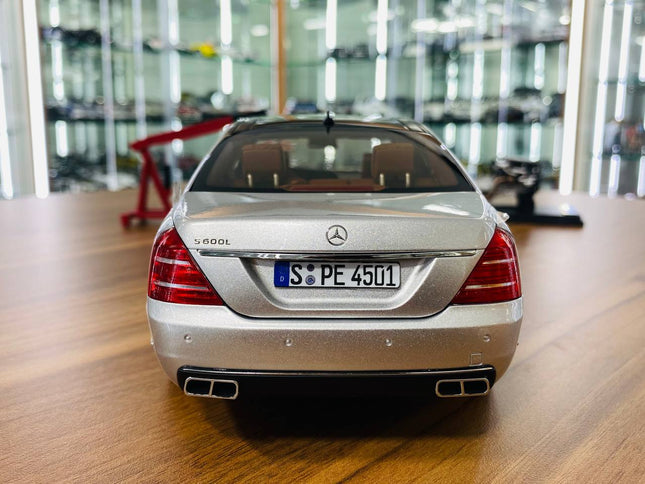 MotorHelix Mercedes-Benz S-Class S600L W221 1/18 Resin Model Iridium Silver - studio product photo of the scale model
