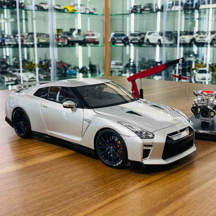 MotorHelix Nissan GT-R R35 50th Anniversary 1:18 Diecast Silver Ultimate Metal - detailed collector display model