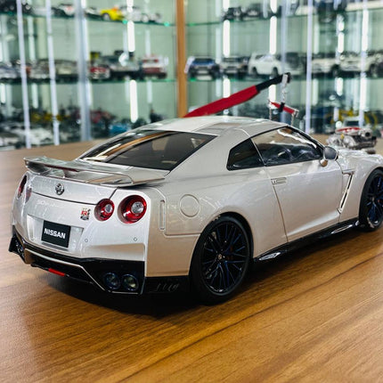 MotorHelix Nissan GT-R R35 50th Anniversary 1:18 Diecast Silver Ultimate Metal - fine detailed model replica