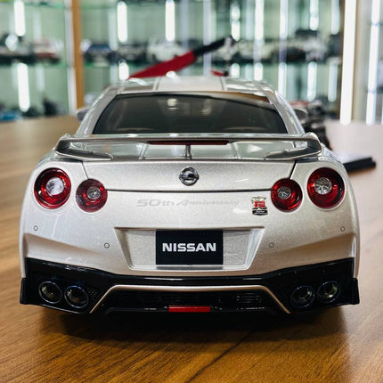 MotorHelix Nissan GT-R R35 50th Anniversary 1:18 Diecast Silver Ultimate Metal - collectible scale model car