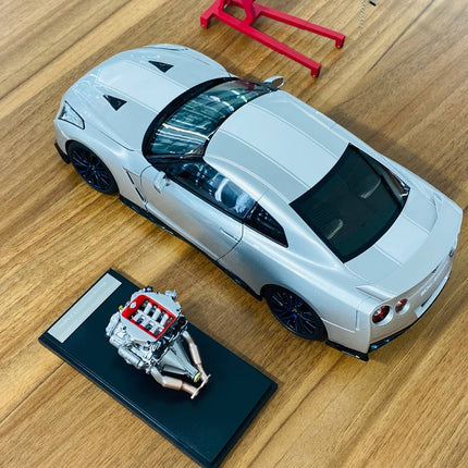 MotorHelix Nissan GT-R R35 50th Anniversary 1:18 Diecast Silver Ultimate Metal - collector edition scale model