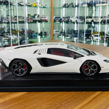 MR Collection 1/18 Lamborghini Countach LPi 800-4 Bianco Siderale Resin Model Limited Edition - collectible scale model car