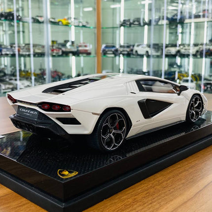 MR Collection 1/18 Lamborghini Countach LPi 800-4 Bianco Siderale Resin Model Limited Edition - premium collector scale model