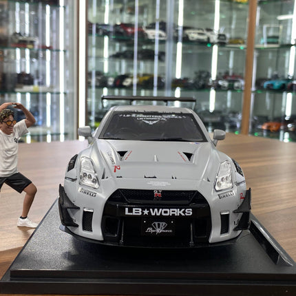 Solido Nissan GT-R R35 LBWK Body Kit With Figure Grey 1:18 Diecast - studio product photo of the scale model