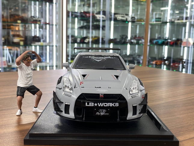 Solido Nissan GT-R R35 LBWK Body Kit With Figure Grey 1:18 Diecast - studio product photo of the scale model