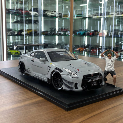 Solido Nissan GT-R R35 LBWK Body Kit With Figure Grey 1:18 Diecast - detailed collector display model