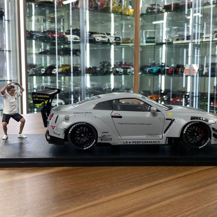 Solido Nissan GT-R R35 LBWK Body Kit With Figure Grey 1:18 Diecast - collectible scale model car