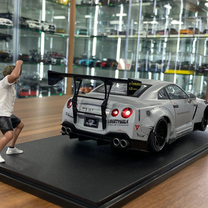 Solido Nissan GT-R R35 LBWK Body Kit With Figure Grey 1:18 Diecast - fine detailed model replica