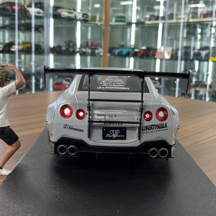 Solido Nissan GT-R R35 LBWK Body Kit With Figure Grey 1:18 Diecast - premium collector scale model