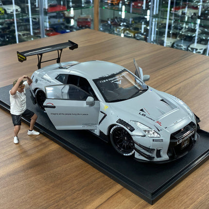 Solido Nissan GT-R R35 LBWK Body Kit With Figure Grey 1:18 Diecast - detailed die-cast style model