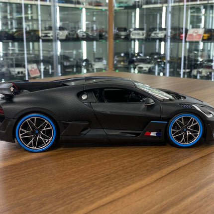 Bburago 1/18 Bugatti Divo Matt Carbon Fiber Diecast Model Car - collectible scale model car