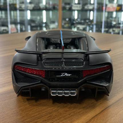 Bburago 1/18 Bugatti Divo Matt Carbon Fiber Diecast Model Car - premium collector scale model