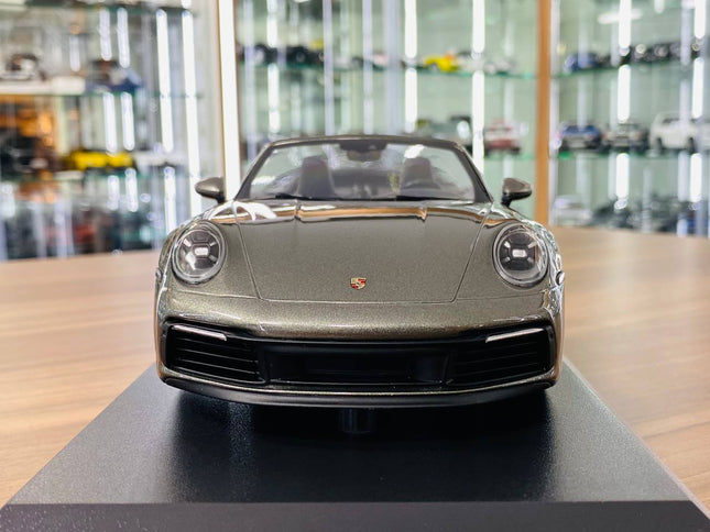 Minichamps Porsche 911 Carrera 4S Cabriolet 2019 1:18 Green Metallic Diecast Model Car - studio product photo of the scale mo