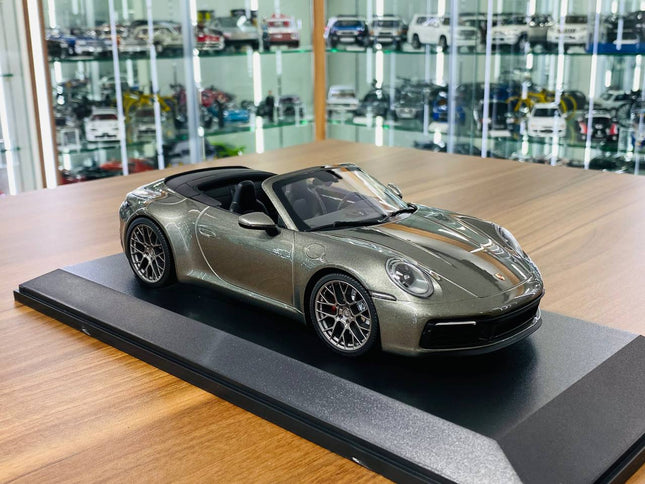 Minichamps Porsche 911 Carrera 4S Cabriolet 2019 1:18 Green Metallic Diecast Model Car - detailed collector display model