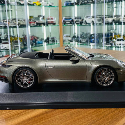 Minichamps Porsche 911 Carrera 4S Cabriolet 2019 1:18 Green Metallic Diecast Model Car - collectible scale model car