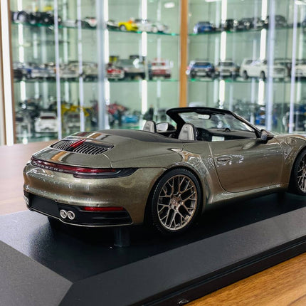Minichamps Porsche 911 Carrera 4S Cabriolet 2019 1:18 Green Metallic Diecast Model Car - fine detailed model replica