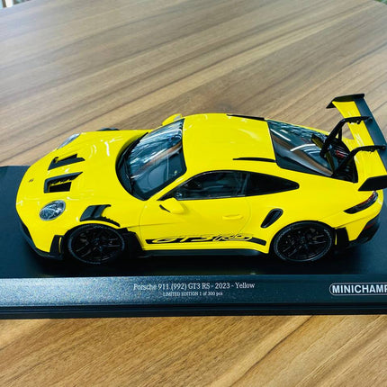Minichamps 1/18 Porsche 911 (992) GT3 RS 2023 Diecast Model Yellow Black Wheels Limited 300 Pcs - collector edition scale mod