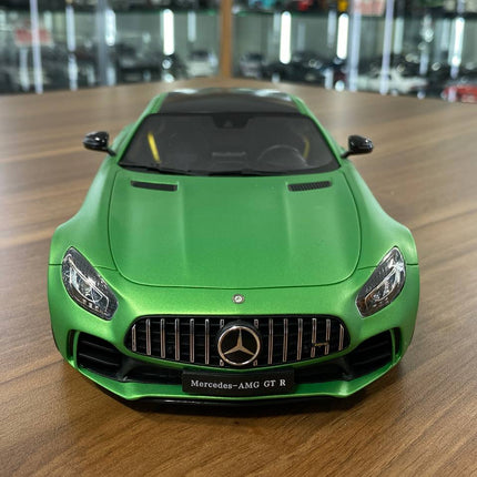 GT Spirit Mercedes Benz AMG GT R V8 Biturbo 2017 1:18 Green Limited 999 pcs - studio product photo of the scale model
