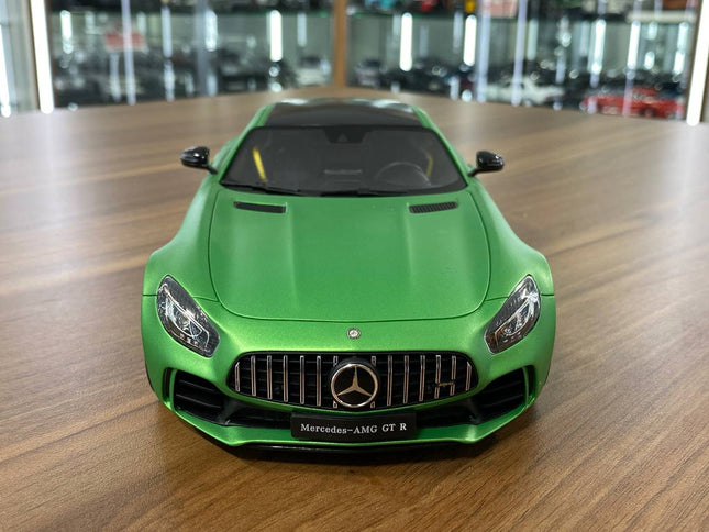 GT Spirit Mercedes Benz AMG GT R V8 Biturbo 2017 1:18 Green Limited 999 pcs - studio product photo of the scale model