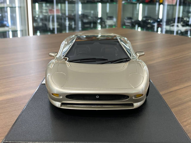 GT Spirit 1:18 Resin Jaguar XJ220 1992 Gold Limited Edition Model - studio product photo of the scale model