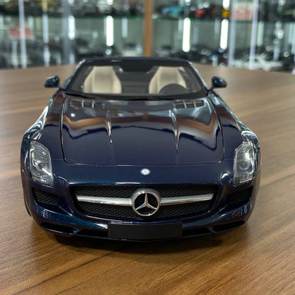 1/18 Diecast Minichamps Mercedes-Benz SLS AMG Roadster (2011) – Blue ( Full Opening) - studio product photo of the scale mode