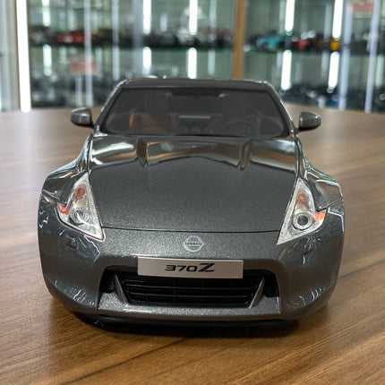 GT Spirit 1:18 Nissan 370Z Coupe 2009 Grey Resin Model Car - studio product photo of the scale model