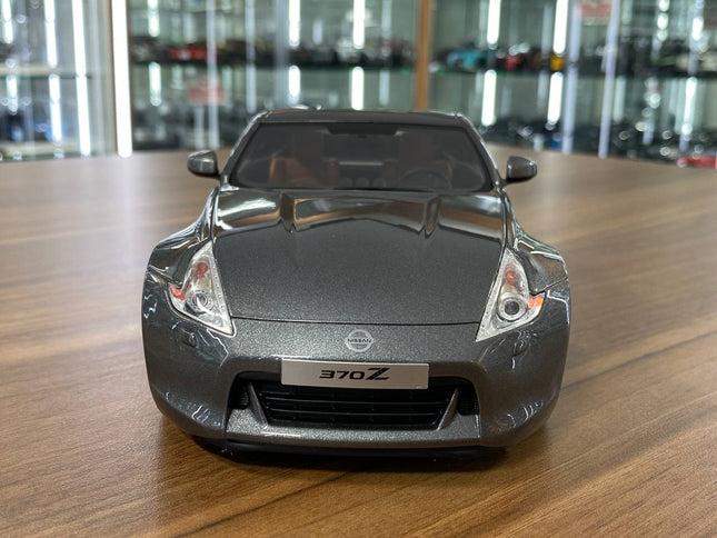 GT Spirit 1:18 Nissan 370Z Coupe 2009 Grey Resin Model Car - studio product photo of the scale model