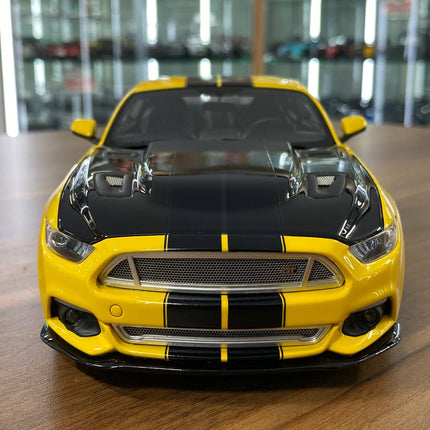 1/18 Resin GT Spirit FORD Mustang Shelby GT 2015 Yellow / Black stripes Limited 1050 pcs - studio product photo of the scale 